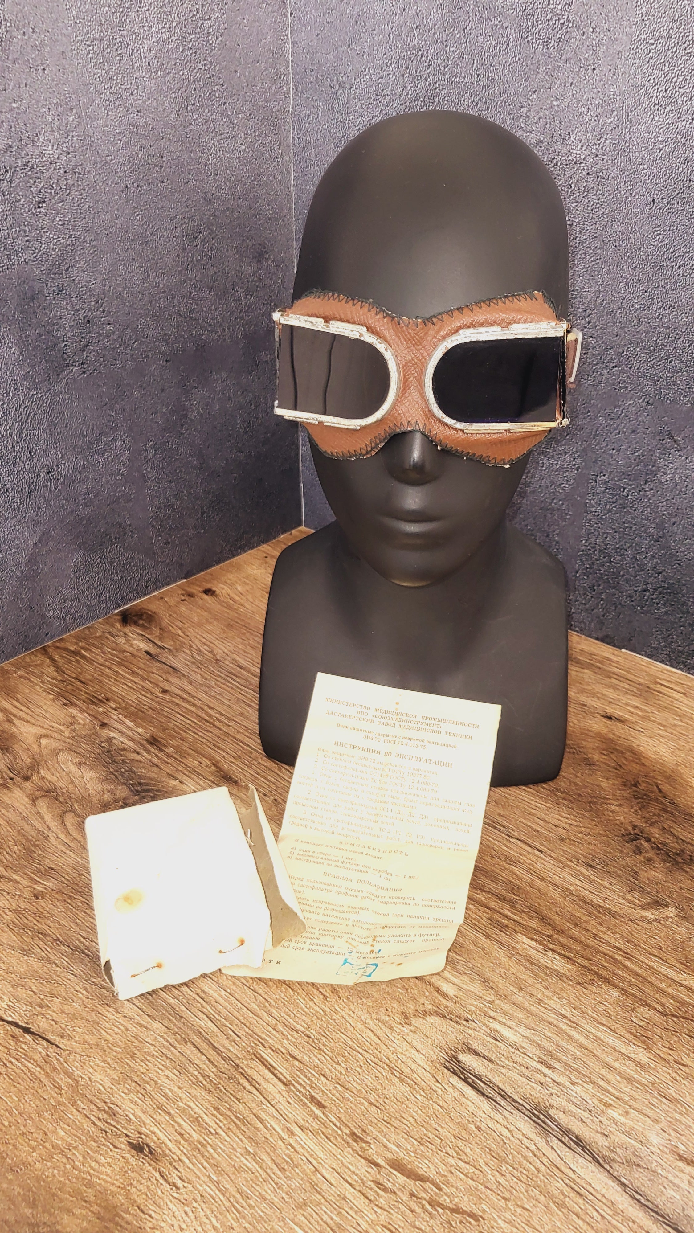 Soviet USSR ZN8-72 Protective Goggles With Case Manual Dark Lens Glasses