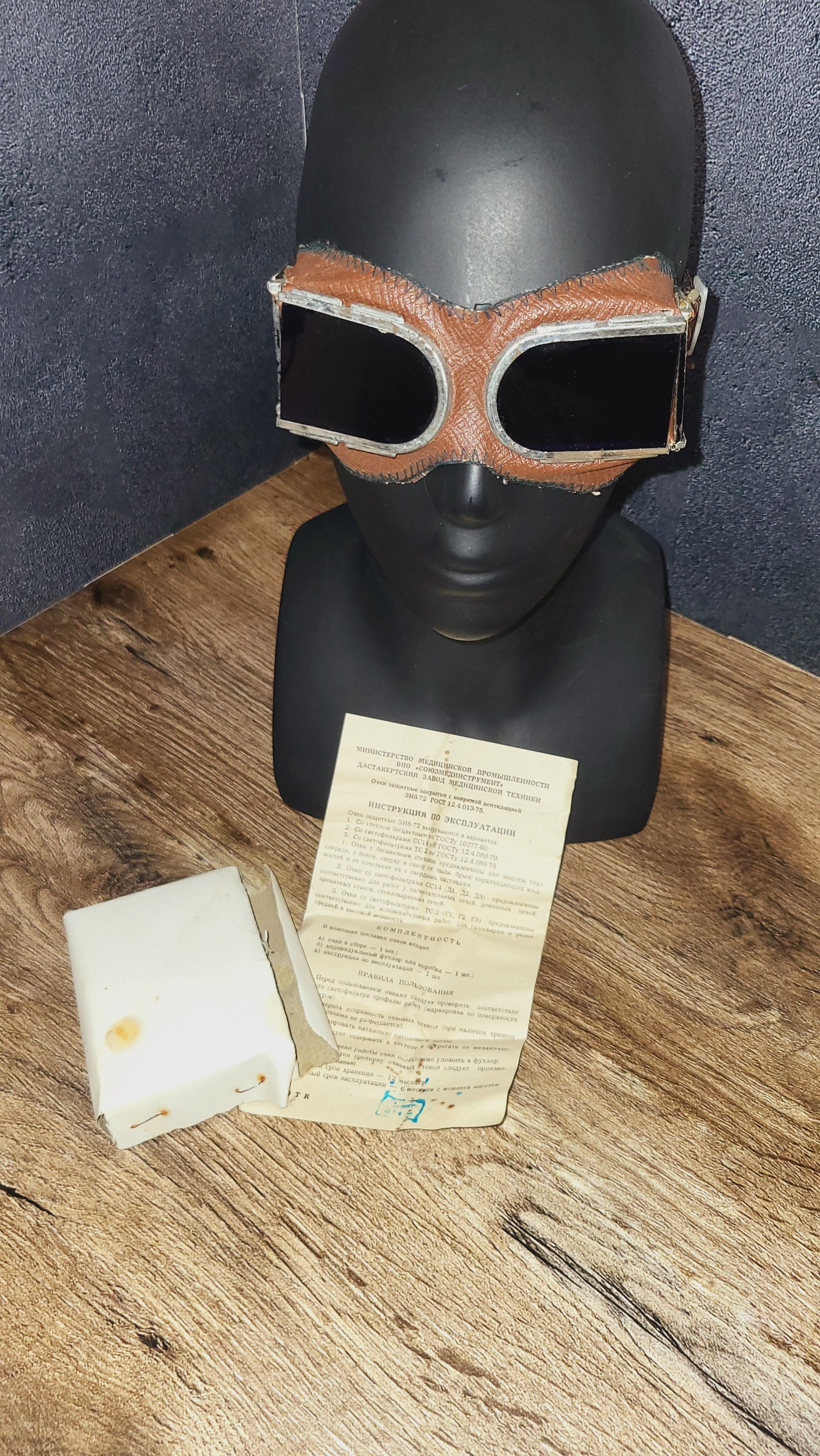 Soviet USSR ZN8-72 Protective Goggles With Case Manual Dark Lens Glasses