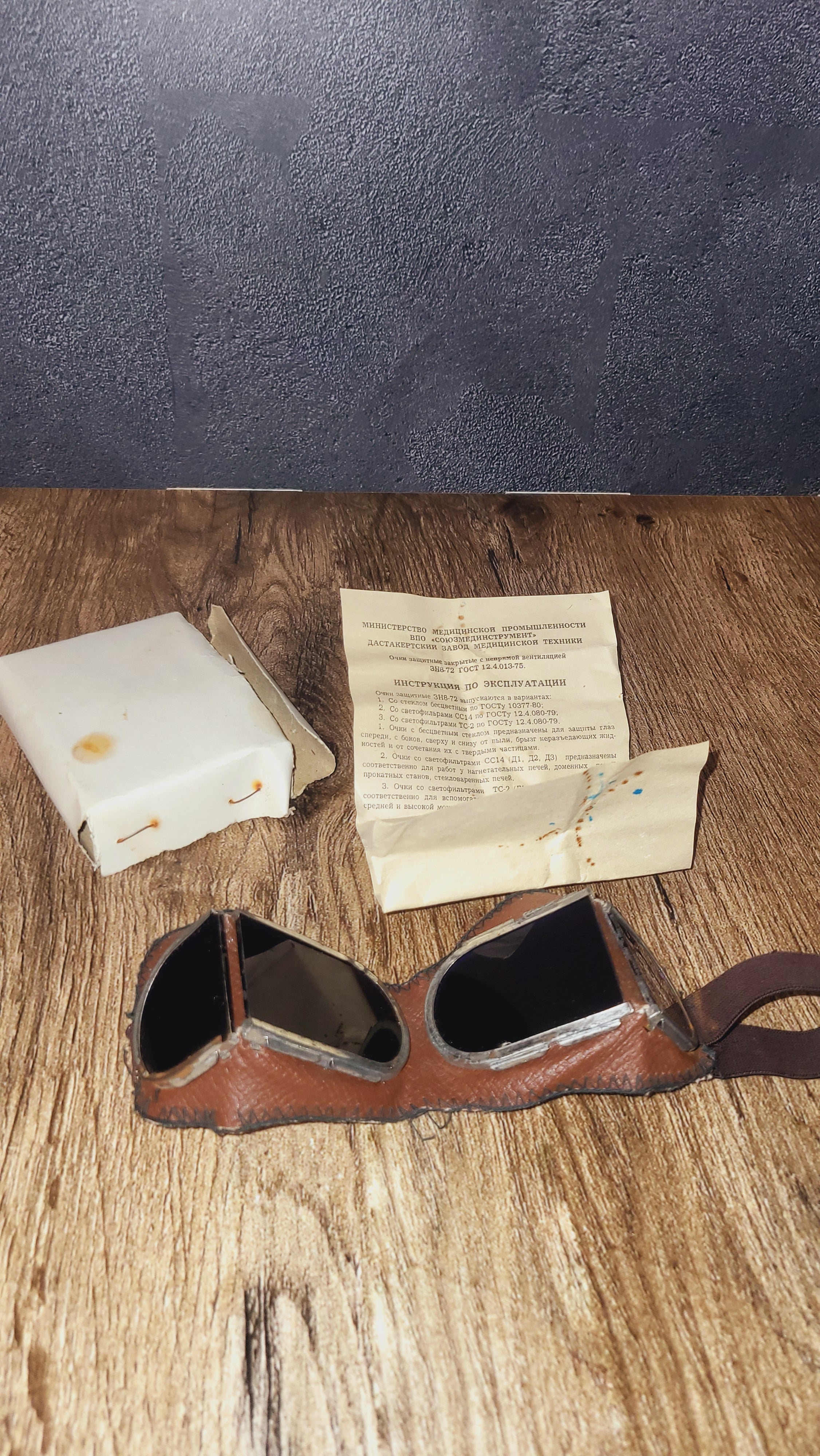 Soviet USSR ZN8-72 Protective Goggles With Case Manual Dark Lens Glasses