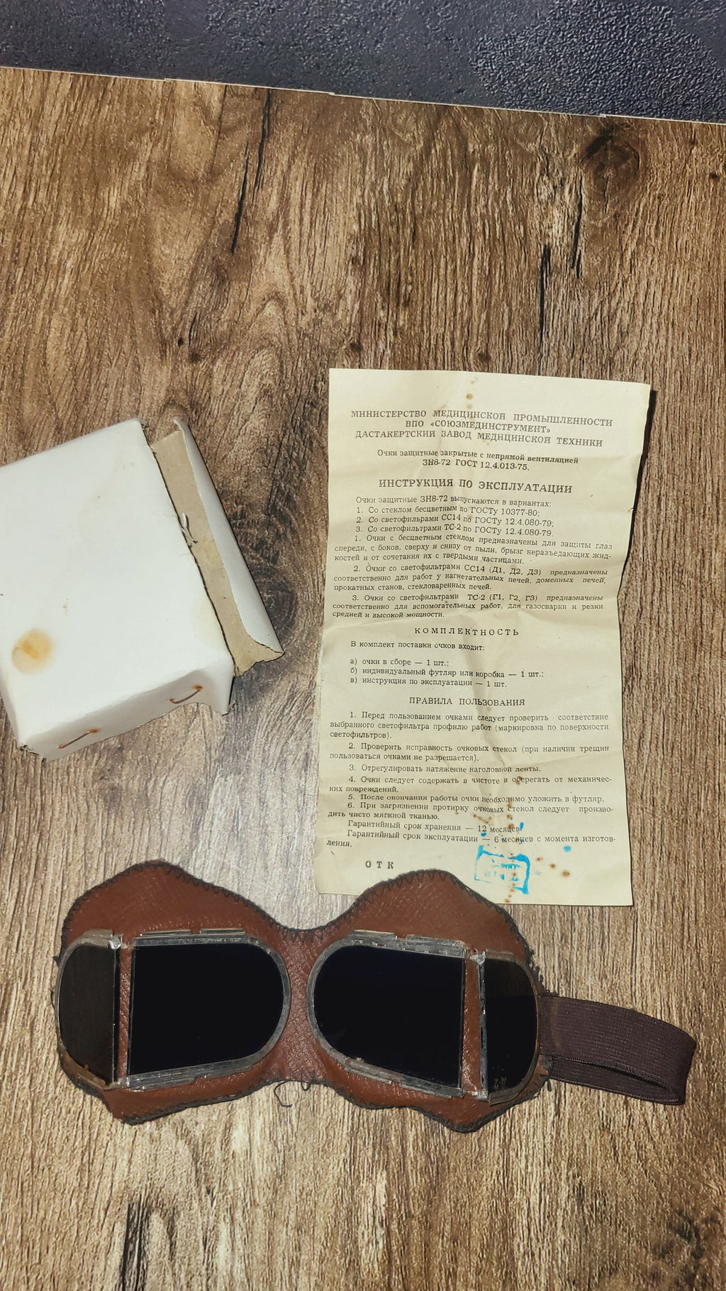 Soviet USSR ZN8-72 Protective Goggles With Case Manual Dark Lens Glasses